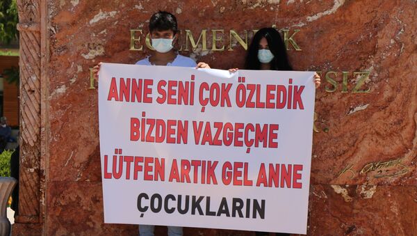 Annelerinin tedavi görmesi için pankart açıp yardım istediler - Sputnik Türkiye