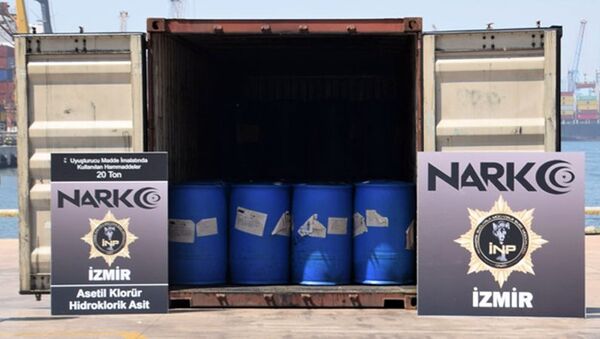 İzmir'in Aliağa ilçesindeki limana Çin'den getirilen bir konteynerde, uyuşturucu yapımında kullanılan 26 ton 160 kilogram kimyasal madde ele geçirildi. - Sputnik Türkiye