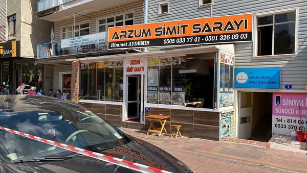 Ankara'nın Kahramankazan ilçesinde bir şahıs, iş yerinde tartıştığı eşini iki çocuğunun gözü önünde tabancayla vurarak ağır yaraladı. - Sputnik Türkiye