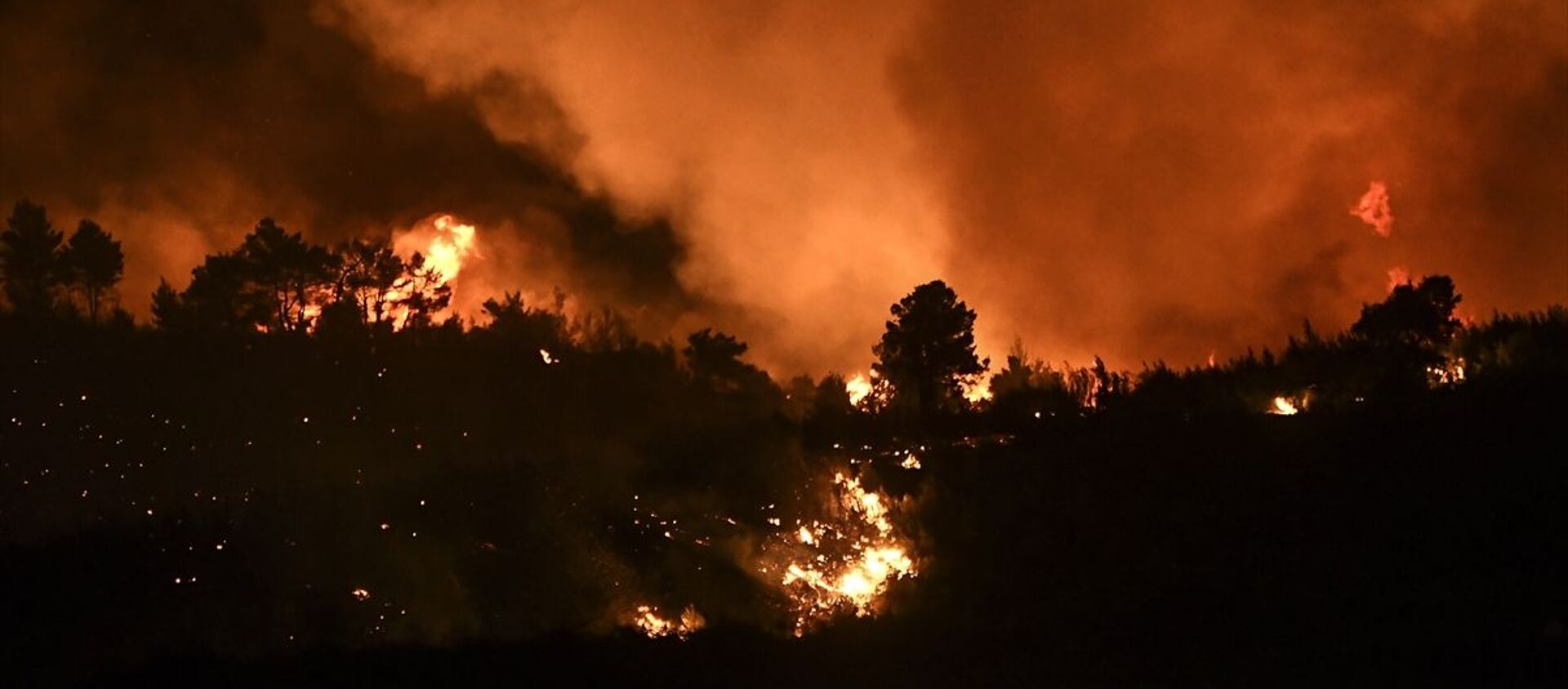 Yunanistan’ın başkenti Atina yakınlarındaki bölgede ormanlık alanda çıkan ve yerleşim yerlerini etkisi altına aldığı belirtilen yangının yeniden alevlendiği bildirildi. - Sputnik Türkiye, 1920, 06.08.2021