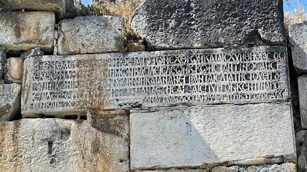 İznik'te 2 bin yıllık surlara işlenmiş kitabe - Sputnik Türkiye
