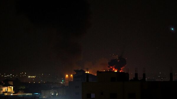 İsrail ordusu, abluka altındaki Gazze Şeridi'nde bazı noktalara hava saldırısı düzenledi. Saldırının ardından bölgeden dumanlar yükseldi. - Sputnik Türkiye