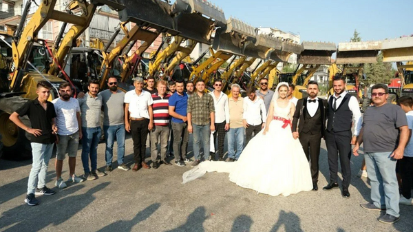 Kepçe operatörü damat, iş makinelerinden oluşan düğün konvoyu kurdu - Sputnik Türkiye