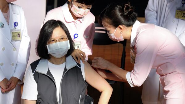 Tayvan Devlet Başkanı Tsai Ing-wen, yerli aşı Medigen'le aşılanmaya öncülük ederken - Sputnik Türkiye