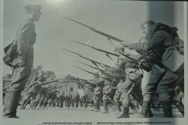'Cepheye gönderilmeden önce savaşçıların eğitimi' adlı bir fotoğraf.  - Sputnik Türkiye
