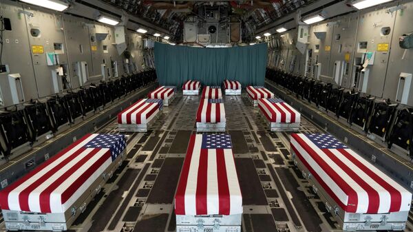 Afganistan'daki Kabil Havaalanı saldırılarında ölen 13 ABD askerinin tabutlarını taşıyan C-17 uçağının içi - Sputnik Türkiye
