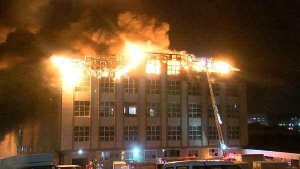 Arnavutköy, Hadımköy Dr. Mithat Martı Caddesi'ndeki 4 katlı bir tekstil fabrikanın çatısında yangın çıktı.  - Sputnik Türkiye