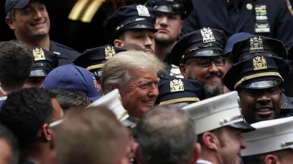 Eski ABD Başkanı Donald Trump, 11 Eylül saldırılarının 20. yıl dönümü nedeniyle New York’ta bir polis karakoluna ve itfaiyeye sürpriz ziyaret gerçekleştirdi. - Sputnik Türkiye