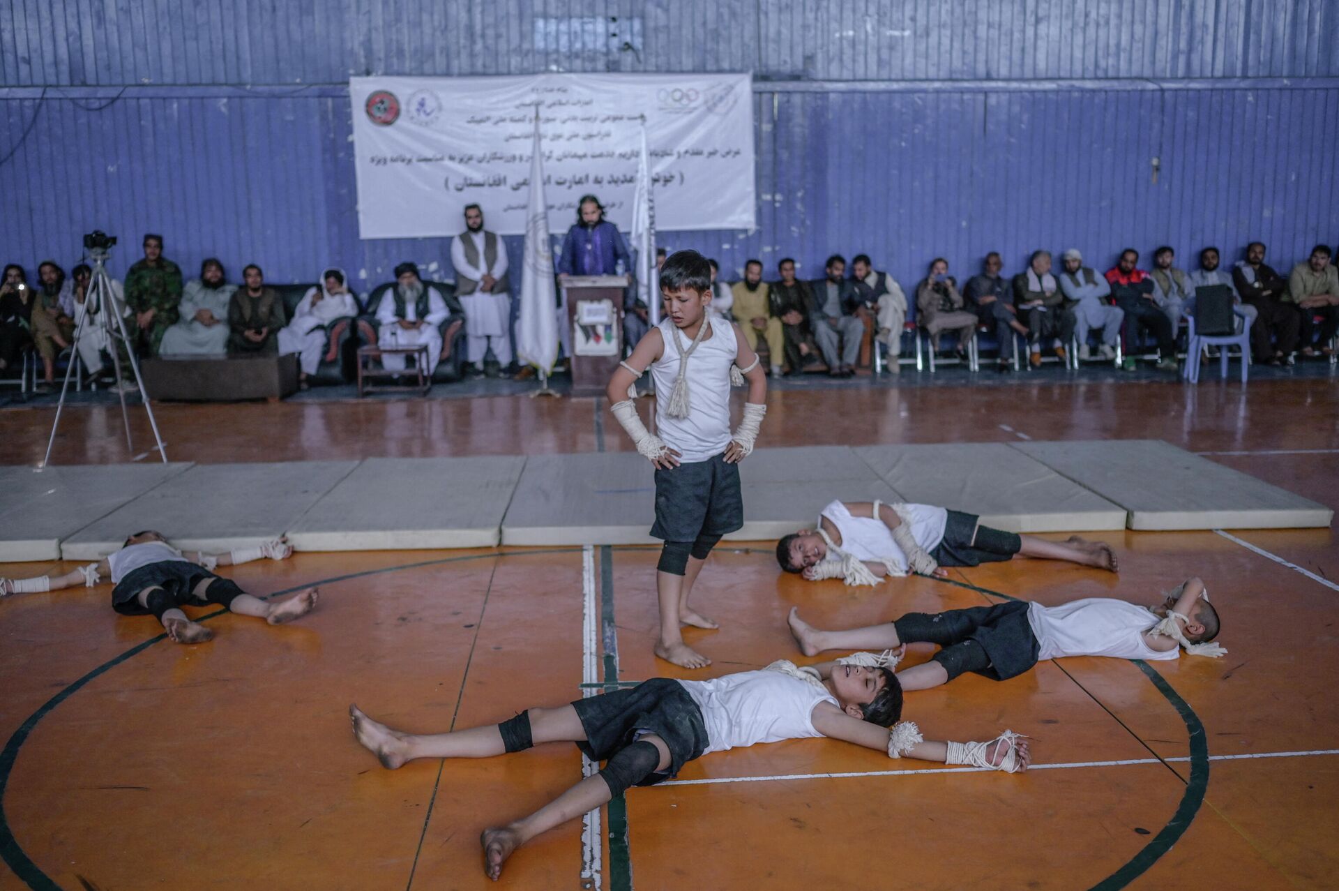 Taliban'ın beden eğitimi ve spor direktörü, Kabil'deki bir spor salonunda gençlerin aktivitelerini izledi - Sputnik Türkiye, 1920, 14.09.2021