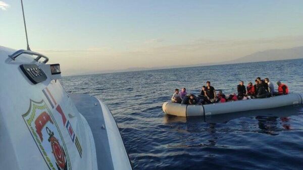 Bodrum açıklarında Türk karasularına itilen 19 göçmen kurtarıldı - Sputnik Türkiye