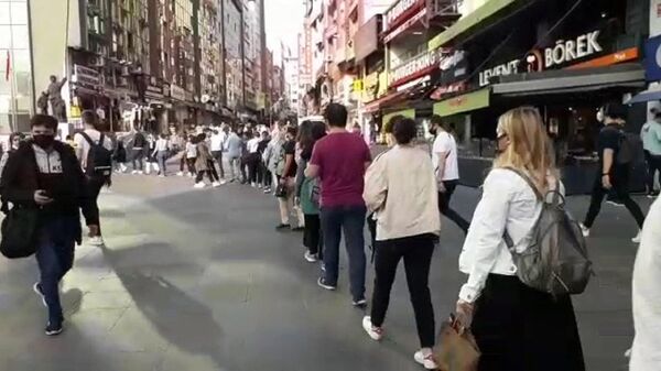 Şirinevler Meydanı'nda metrelerce toplu ulaşım kuyruğu
 - Sputnik Türkiye