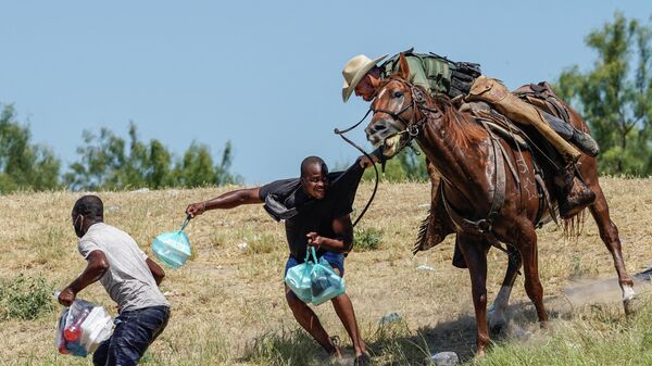 Teksas eyaletinde ABD Sınır Devriyesi'ne (USBP) bağlı federal polis memurları, at üzerinde dizginlerle Haiti göçmenleri yakalayıp Rio Grande Nehri'ne sürerken  - Sputnik Türkiye