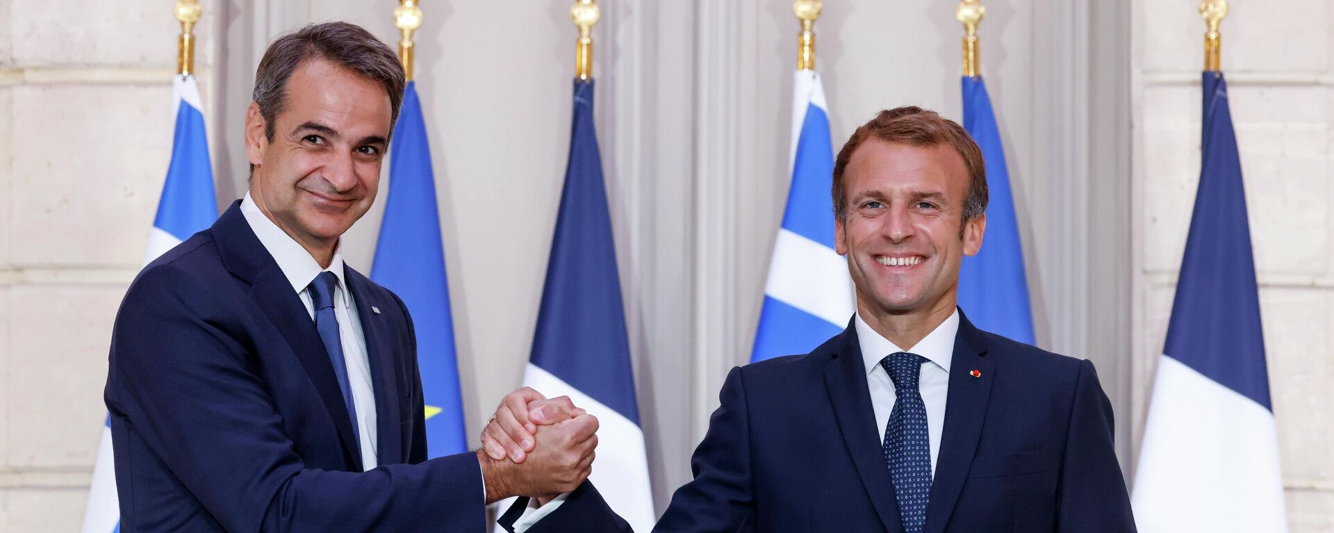 Paris'i ziyaret eden Yunanistan Başbakanı Kiriakos Miçotakis, silah ve savunma anlaşmaları yaptığı Fransa Cumhurbaşkanı  Emmanuel Macron ile el sıkışırken (28 Eylül 2021) - Sputnik Türkiye, 1920, 28.09.2021