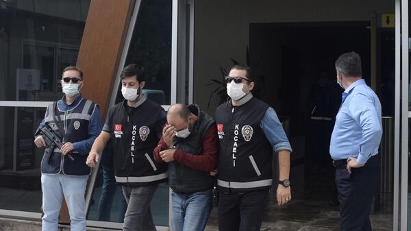 Kocaeli'de cinayet zanlılarını cesedin yanındaki sandığın seri numarası ele verdi. Gözaltına alınan 11 şüpheliden 7'si tutuklandı. - Sputnik Türkiye