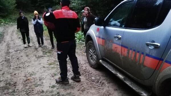 Mantar toplarken kaybolan 6 kişi bulundu  - Sputnik Türkiye