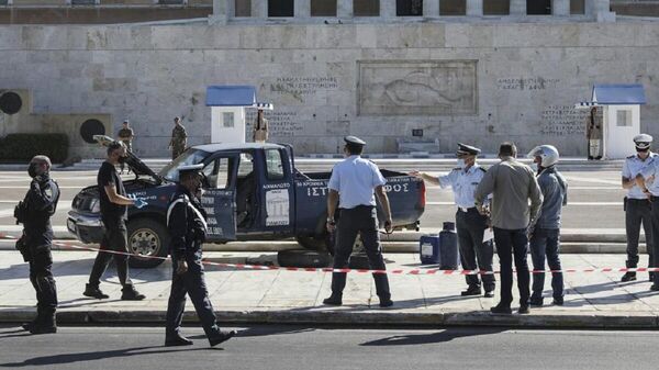 Yunanistan'ın başkenti Atina'da, parlamento binası önüne üzerinde 'Yunanistan'ı Türkler yönetiyor, işte kanıt' yazan bir araç bırakan çiftçi - Sputnik Türkiye