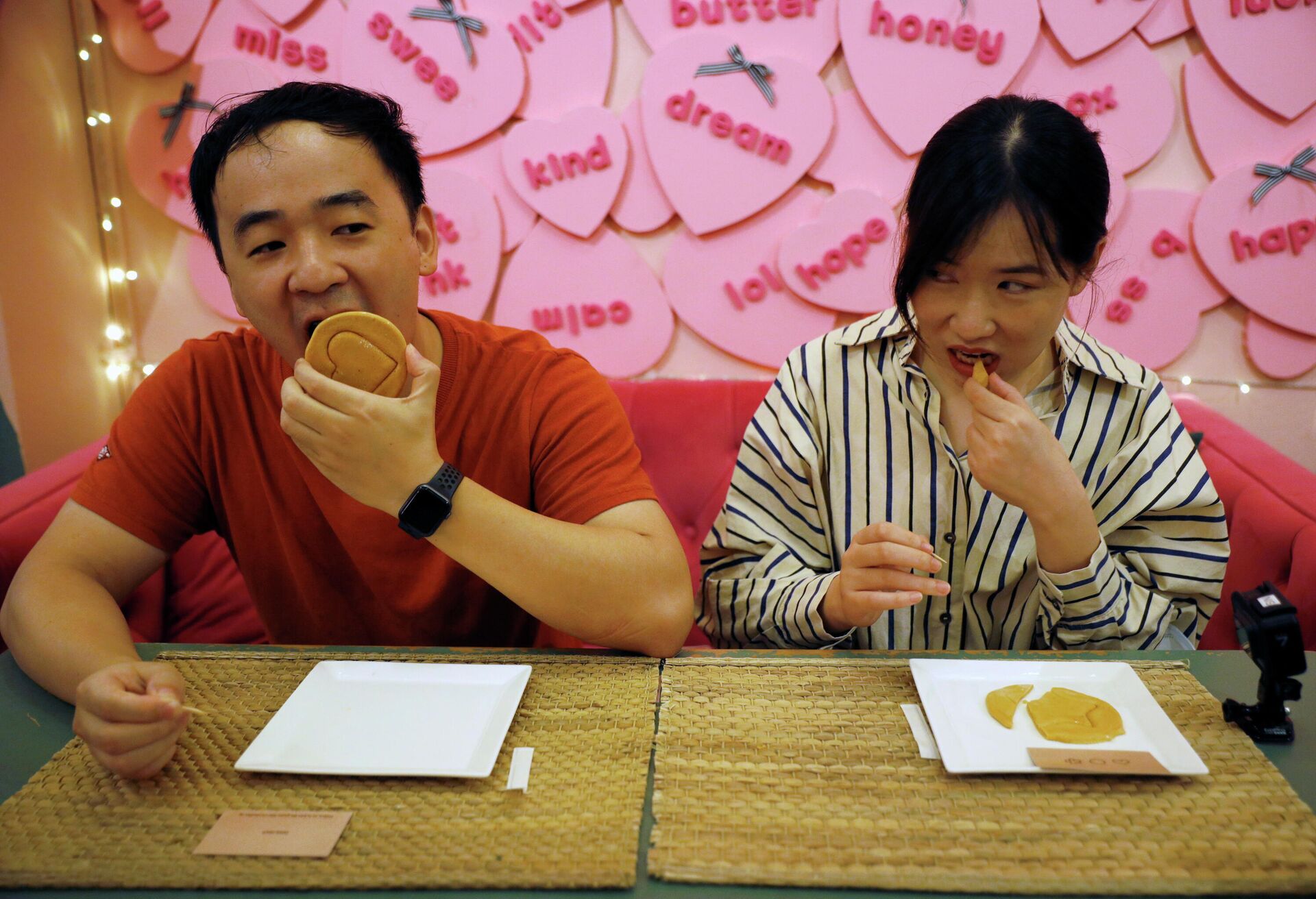 Singapur'daki bir kafede de müşteriler dizideki dalgona şekerli tatlıyla oynanan oyunu deniyor. Dizide karakterler oynamak zorunda oyunlardan biri kapsamında tüm parçayı kırmadan dalgona adı verilen kırılgan bir şekeri kutusundan oymaya çalışıyordu. - Sputnik Türkiye, 1920, 07.10.2021
