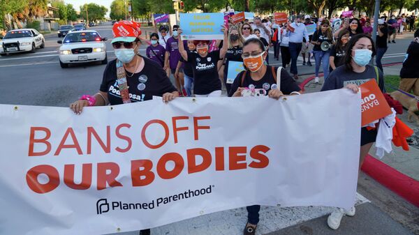 ABD'nin Teksas eyaletinde kürtaj yasağına karşı kadınların protestosunda açılan 'Yasaklarınızı bedenlerimizden çekin' pankartı (2 Ekim 2021) - Sputnik Türkiye