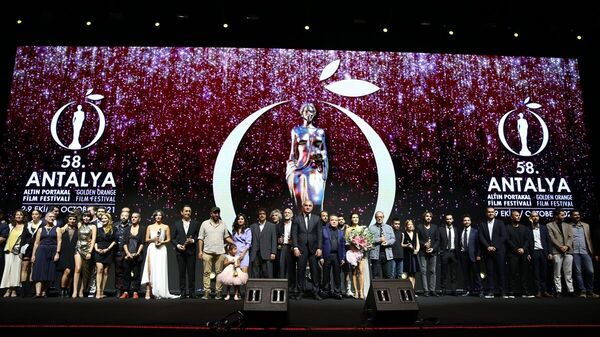 Kültür ve Turizm Bakanı Mehmet Nuri Ersoy'un da katıldığı tören sonunda ödül alanlar ve jüri üyeleri hatıra fotoğrafı çektirdi. - Sputnik Türkiye
