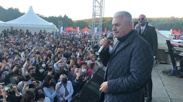 AK Parti Genel Başkanvekili Yıldırım, festivalde öğrencilerle Aşık Veysel’in türküsünü söyledi - Sputnik Türkiye