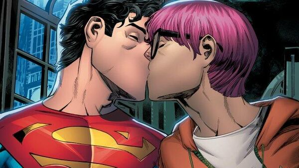 Asıl Superman Clark Kent ile Louis Lane'nin oğlu Jonathan Kent, arkadaşlık kurduğu gazeteci Jay Nakamura ile öpüşerek biseksüel olduğunu keşfederken (DC Comics/John Timms çizimi) - Sputnik Türkiye