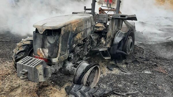 Manisa'nın Saruhanlı ilçesinde bir çiftçi, evinin önünde yaktığı ateşin elektrik kablolarına zarar vermemesi için müdahalede bulunduğu sırada traktörü yandı. - Sputnik Türkiye