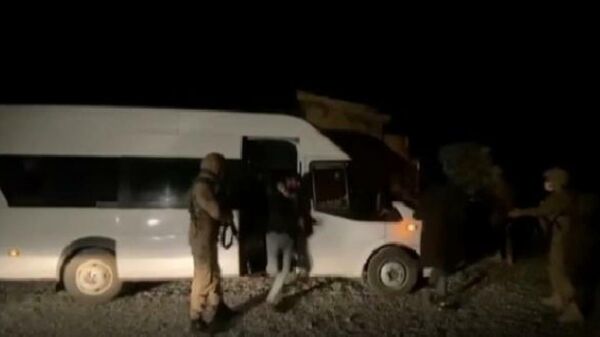 Minibüs ile çekme karavanda 70 Afgan göçmen yakalandı - Sputnik Türkiye
