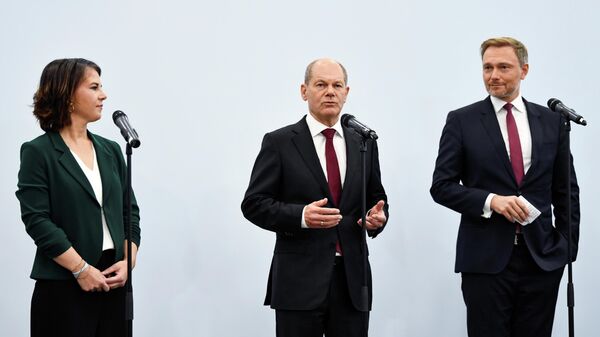 Almanya'da (soldan sağa) Yeşiller Eşbaşkanı Annalena Baerbock, Sosyal Demokrat Parti (SPD) adayı Olaf Scholz ve Hür Demokrat Parti (FDP) Genel Başkanı Christian Lindner, koalisyon hükümeti kurma görüşmelerine başlamak için yol haritasına vardıklarını açıklarken - Sputnik Türkiye