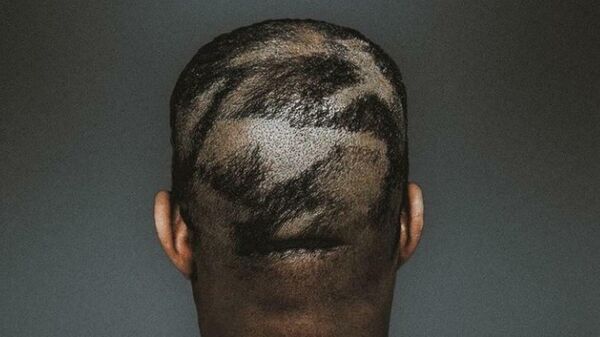 ABD'li rapçi, adını Kanye West'ten sadece Ye'ye değiştirdiğini duyururken yeni saç kesimini de sergiledi. - Sputnik Türkiye