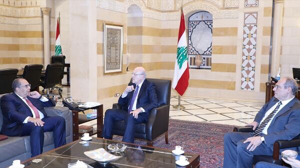 Lübnan Başbakanı Necib Mikati (ortada), başkent Beyrut'ta IMF İcra Direktörü ve IMF'deki Arap Grubu Temsilcisi Mahmud Muhyiddin (solda) ile görüştü.
 - Sputnik Türkiye