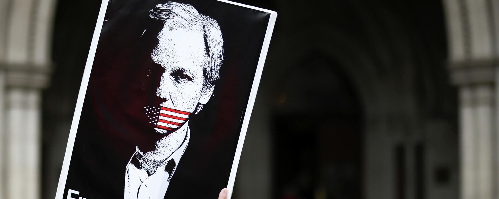 ABD'nin iadesi için temyiz başvurusunun görüşüldüğü Londra'daki Kraliyet Adalet Mahkemesi önünde WikiLeaks kurucusu Julian Assange için destek gösterisi - Sputnik Türkiye, 1920, 01.07.2022