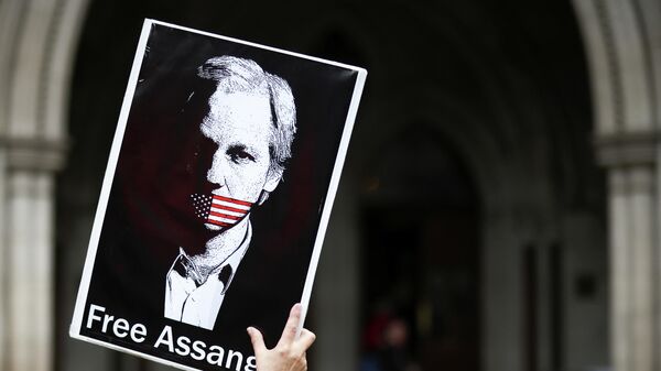 ABD'nin iadesi için temyiz başvurusunun görüşüldüğü Londra'daki Kraliyet Adalet Mahkemesi önünde WikiLeaks kurucusu Julian Assange için destek gösterisi - Sputnik Türkiye