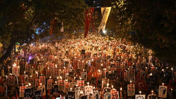 Kadıköy Bağdat Caddesi’nde binlerce kişi Cumhuriyet Bayramı dolayısıyla fener alayı düzenlendi. - Sputnik Türkiye