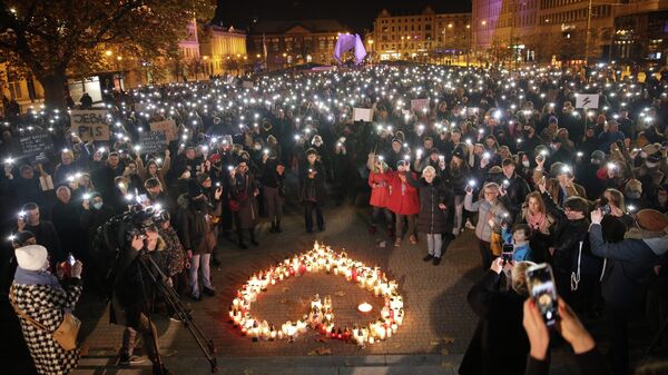 Polonya'da 30 yaşındaki Izabela adlı kadının 22 haftalık hamileyken kürtaj yasağı yüzünden ölmesine yönelik protestolar (Poznan, Polonya, 6 Kasım 2021) - Sputnik Türkiye