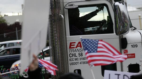 ABD'de aşı zorunluluğunu protesto eden Boeing çalışanlarının yanından geçerken korno çalan kamyon şoförü (Everett, Washington, ABD) - Sputnik Türkiye