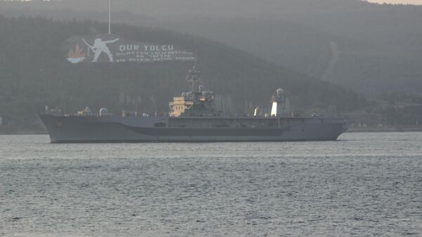 ABD donanmasının amiral gemisi 'USS Mount Whitney', Çanakkale Boğazı’ndan geçerek Akdeniz’e doğru yol aldı. - Sputnik Türkiye