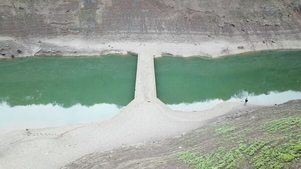 Kocaeli'deki Yuvacık Barajı'nda, su seviyesinin yüzde 35'e düşmesiyle baraj havzasındaki köprü ortaya çıktı. - Sputnik Türkiye