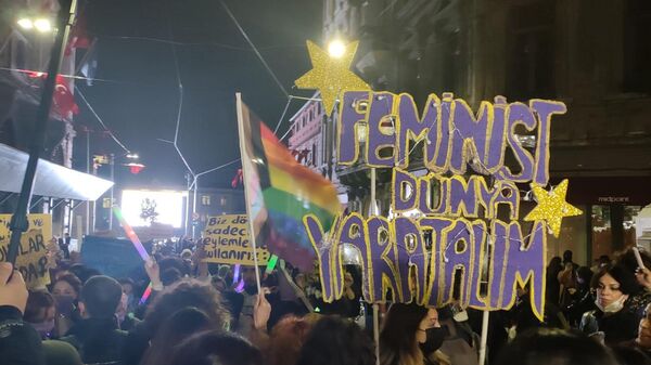 Kadın Dayanışma Komiteleri, 25 Kasım Kadına Yönelik Şiddete Karşı Uluslararası Mücadele Günü'nde, İstanbul'da kadınlar, şiddeti protesto için sokağa çıktı.  - Sputnik Türkiye