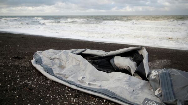 Manş Denizi'nde yaşanan sığınmacı faciasının ardından Fransa kıyısında bir sığınmacı botu - Sputnik Türkiye