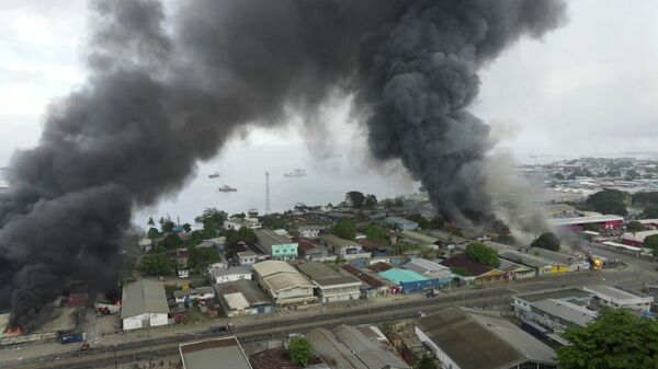 Solomon Adaları başkenti Honiara'da günlerce süren protestoların ardından dumanlar yükselirken  - Sputnik Türkiye
