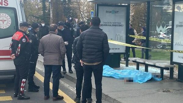 Otobüs durağında sevgilisiyle tartışan adam kendini vurdu - Sputnik Türkiye