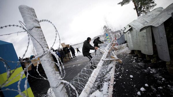 Kiev, Ukraynalı personelin Belarus sınırında göçmenlere ateş açtığı iddialarını yalanladı - Sputnik Türkiye