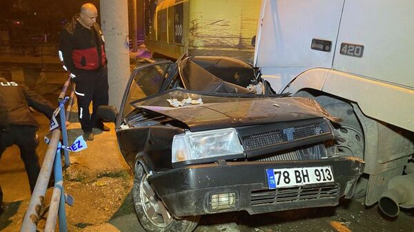 Freni boşalan tır, 3 otomobile ve kepçeye çarptı: 3 yaralı
 - Sputnik Türkiye