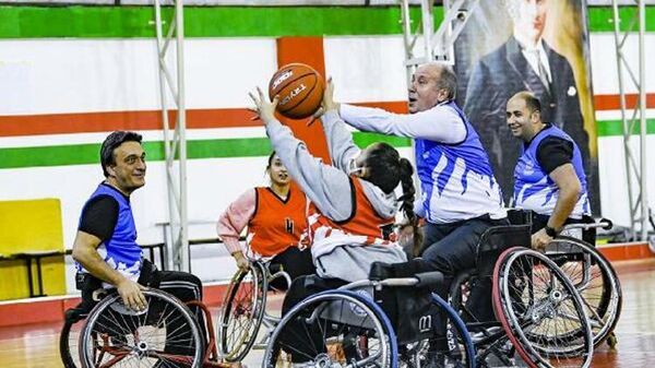 Muharrem İnce, tekerlekli sandalyede basketbol oynadı - Sputnik Türkiye