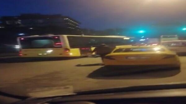 Beyoğlu'nda taksicinin ittiği kadın, otobüsün altında kalmaktan son anda kurtuldu - Sputnik Türkiye