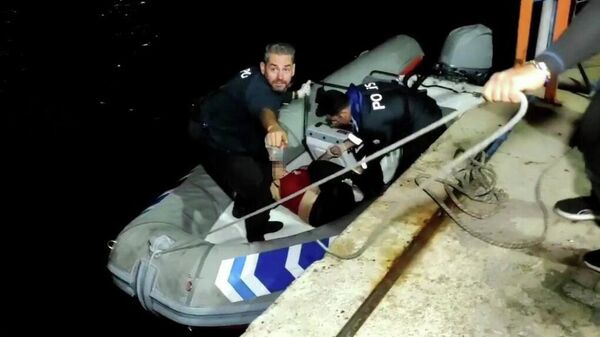 Kıyafetleriyle denize giren kadının çığlıklarına deniz polisi yetişti  - Sputnik Türkiye