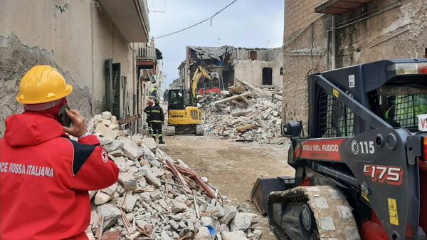 İtalya'nın Sicilya Adası'ndaki bir kasabada meydana gelen doğal gaz patlamasında 4 katlı binanın çökmesi sonucu can kaybı 3’e yükseldi. Enkaz altında kalan 6 kişiyi arama kurtarma çalışmalarının ise sürdüğü belirtildi.
 - Sputnik Türkiye