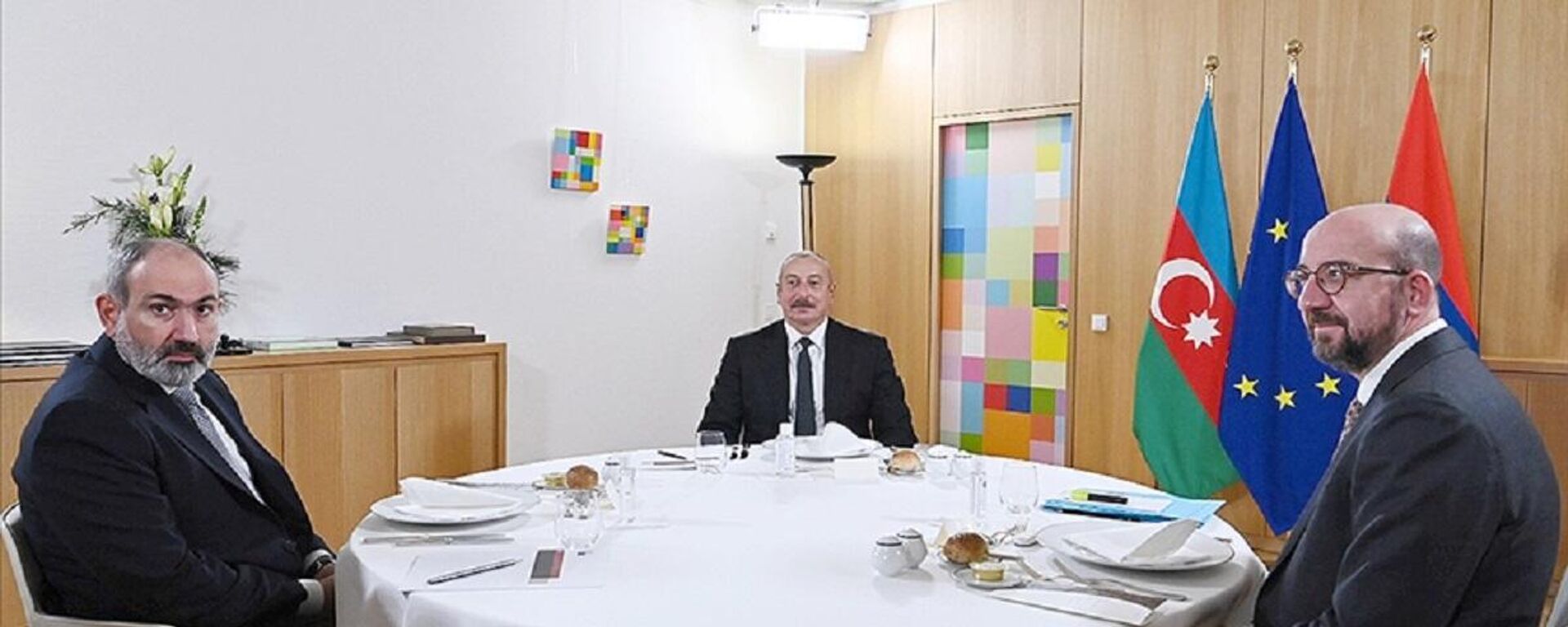 Azerbaycan Cumhurbaşkanı Aliyev ve Ermenistan Başbakanı Paşiyan, Avrupa Birliği Konseyi Başkanı Michel ile üçlü toplantı gerçekleştirdi. - Sputnik Türkiye, 1920, 08.12.2023