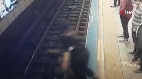 İstanbul'da metrosunda raylara atlayan kız, trenin yanından yürüyerek çıktı - Sputnik Türkiye
