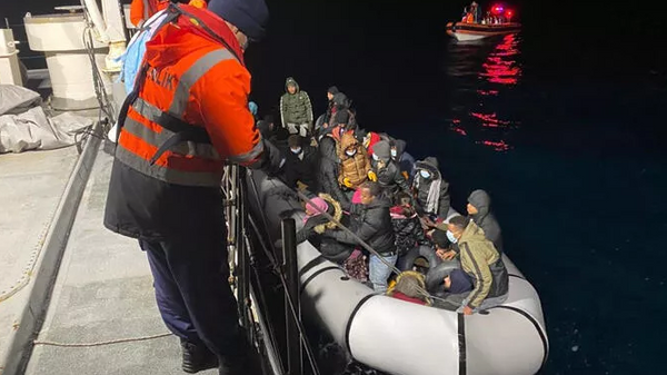 İzmir açıklarında 50 kaçak göçmen yakalandı - Sputnik Türkiye